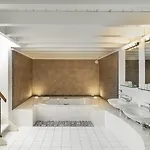 L'hotel By Du Chateau