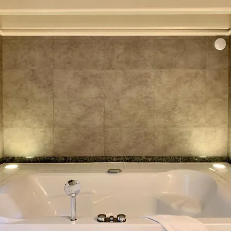 L'hotel By Du Chateau
