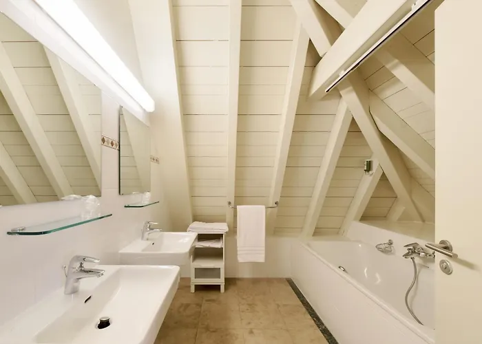 L'hotel By Du Chateau